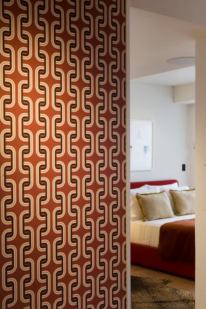 En el ingreso al dormitorio, el mismo empapelado de Tienda Wallpaper reaparece como hilo conductor.