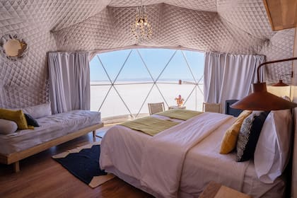 Las habitaciones van de los 29 a los 39 mts2. Tienen baño completo, sommier king (separable a twin) y, en este caso, sofá cama tipo sillón. En el área de estar hay mesa ratona y salamandra.