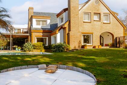 Camastro redondo en lapacho con almohadones de Sunbrella (Estudio SRMD).