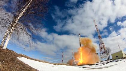 Foto del lanzamiento de prueba del misil Sarmat en Plesetsk, en el noroeste de Rusia. Foto entregagada por el Servicio de Prensa del Ministerio de Defensa de Rusia el 20 de abril del 2022.  (Servicio de Prensa del Ministerio de Defensa de Rusia via AP)