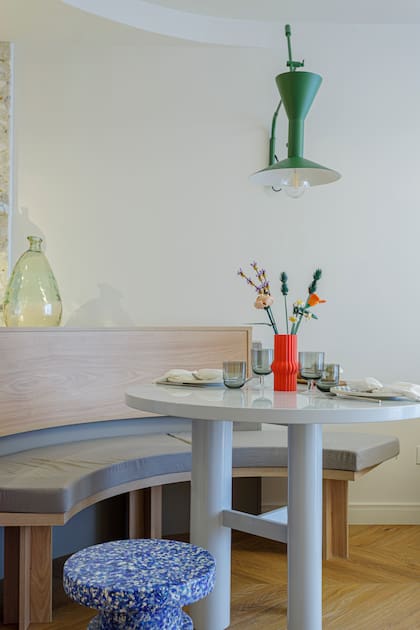 Mesa laqueada y banco 'Ronda' de plástico rotomoldeado (Par en Par). Copas (Retoño Deco). Centro de mesa (Lego).