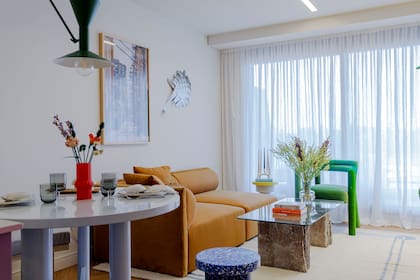 Lámpara de pared (Lumishop para Par en Par) puede girarse, para iluminar lecturas sobre el sillón del living.