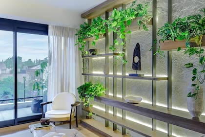 Cortinas de Hunter Douglas (Snob). Objetos deco (Casa Clara).