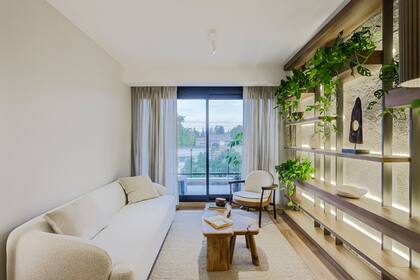 Biblioteca hecha en melamina Faplac 'Scotch' de la línea Blend . Mesa de centro y sillones (Quintana Casa). Alfombra (Rugit). Artefatco de iluminación cenital 'Wipi' (IDEA).