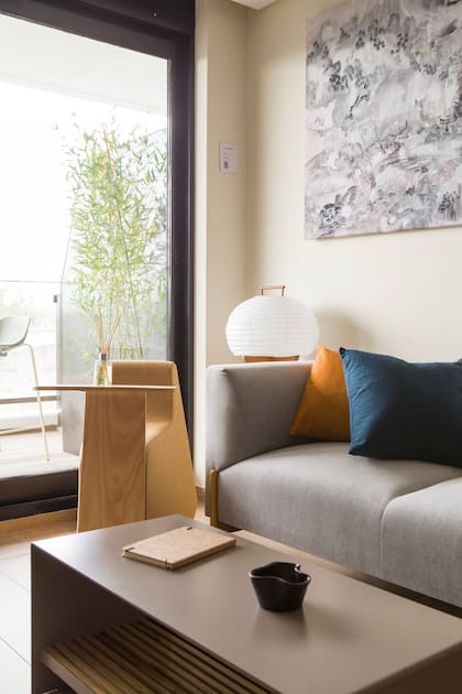 Lámpara de papel (Malacara). Mesa baja (La Carpintería). Cortinas de Hunter Douglas (Cerrini).