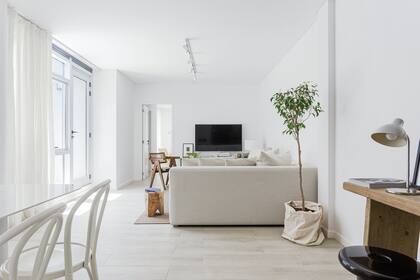 El living se dispuso mirando hacia la terraza. Entre ambos, cortinas de gasa (@savia.di)