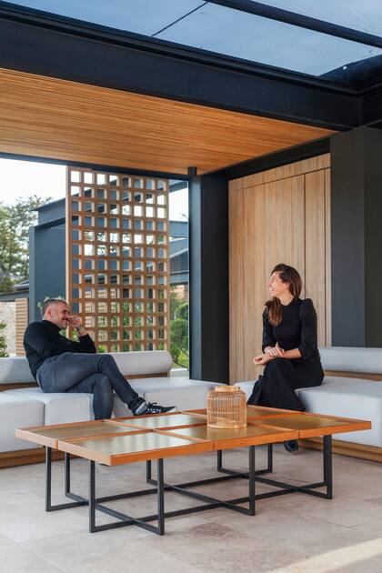 Los arquitectos Justina Leone y Gastón Loray, socios del estudio Leone-Loray, al frente de esta obra. Sofás y mesa de centro 'Gunta Collection', de Leone-Loray y Fontenla.