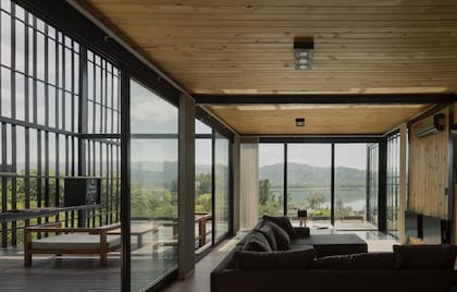 El revestimiento es en madera machimbrada de pino Elliottii cordobés tratado con aceite de lino. La perfilería de la estructura es de acero de demolición reutilizado a la vista.