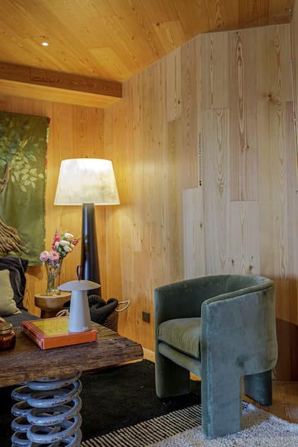 Mesa de lapacho sobre resortes (Estudio 11.11, de Leticia Rocco). Alfombra (Suspiros del monte). Lámpara de pie de resina traslúcida 'Neru' (Studio Luce).