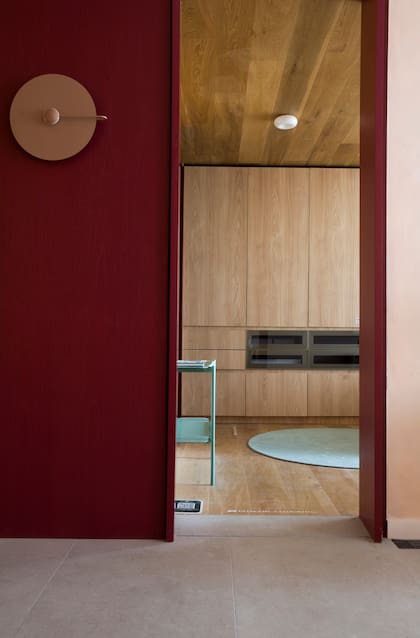 En el dormitorio principal, se pasó del porcelanato a un piso de madera (Patagonia Flooring).