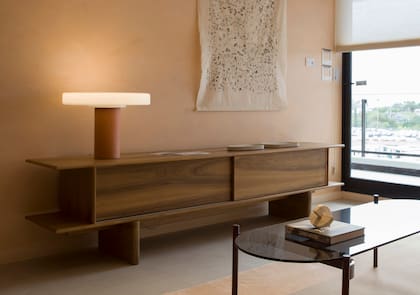 Consola 'Trama', en petiribí (Marini Estudio), una madera que contrasta armoniosamente con las superficies más duras y lisas, como el vidrio o el porcelanato de San Lorenzo Design.