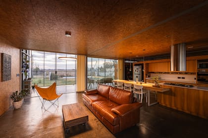 Acá nada está librado al azar. El piso de hormigón alisado se aplicó a mano. “Esta elección surge de la necesidad de usar un material noble con una técnica que, a pesar de que cada vez se usa menos, nosotros revalorizamos”.