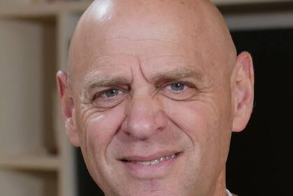 Foto del padre de Amir. El ex general Noam Tibon, de 62 años, que rescató a su hijo, nuera y dos nietas enfrentando a Hamas a punta de pistola.