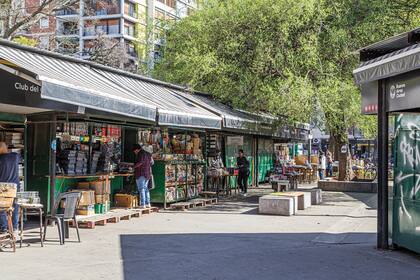 Los puestos de diarios, libros y revistas son un rasgo casi identitario de Parque Rivadavia y Parque Centenario.