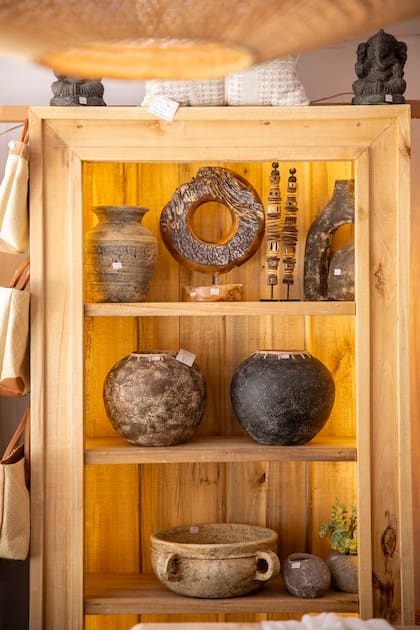 Se especializa en equipamiento para el jardín, muebles, objetos y lámparas de ratán.