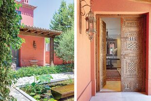 El patio de entrada se abre a un estanque con bebedero, copia del que está en el estudio Ricardo Pereyra Iraola, arquitectura y paisaje. Faroles (Iluminación Mejía Mangudo).