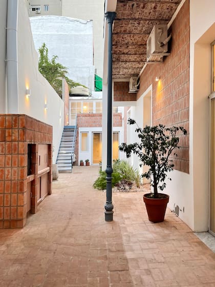 "El PH conserva el espíritu de comunidad y la seguridad de habitar dentro de un conjunto de viviendas". Esto queda comprobado en el hogar de Florencia y Ariel en Villa Crespo, otra reforma de PH Tipo Casa que vemos en esta nota.