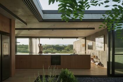 En el patio interno que da a la cocina se plantaron aromáticas que perfuman el espacio cada vez que sopla el viento.