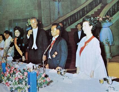 Foto del presidente Park Chung Hee, su esposa y sus invitados en la Oficina del Gobierno Central en Seúl