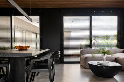 La mesa de centro es de Lunativo y es el match perfecto para el modelo del sector comedor.