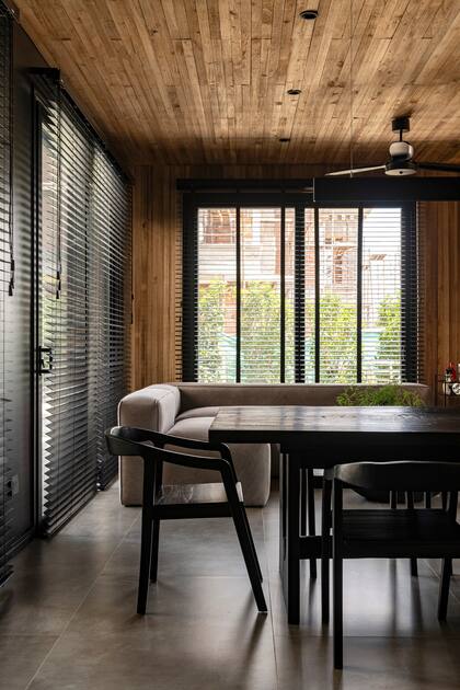 La mesa principal es un diseño de Malé ejecutado por Lunativo en madera quemada.