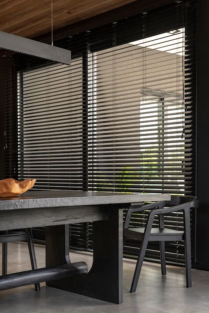 Sobre la mesa, cuenco de madera (Malé).