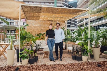 Alma César, al frente de Tono Interiorismo, diseñó el espacio de Faitful Viveros. Acá, junto a uno de sus dueños, Agustín Marani.