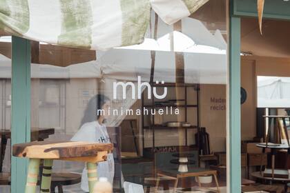 Módulos, bibliotecas, mesas. En el stand hay una gran variedad de piezas hechas con madera de descarte que proviene de la fabricación de muebles de la marca Talleres Sustentables.