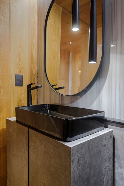 En el toilette, fusión compositiva de revestimientos 'Marble Vile' y 'Grey Oak' (Patagonia Flooring). Espejo (Pular Glass). Griferia (Fv).