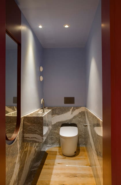 Espejos y rios (Arhouse). Sanitario inteligente 'Smart Milano' (Ferrum). Revestimiento y bacha en mármol 'Fior di Pesco) con terminación leather (De Stefano).