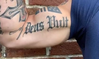 Foto del video que subió a su Instagram Pete Hegseth con el tatuaje de su bíceps, en el que se ve la cruz y el lema de los Cruzados "Dios lo quiere".