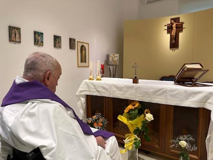 Foto difundida por el Vaticano en que se ve al papa Francisco celebrando misa en una capilla del Hospital Policlínico Agostino Gemelli de Roma, el 16 de marzo del 2025.