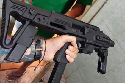 Foto distribuida por la Policía Federal de Curitiba de un arma incautada después de que la Policía Federal de Brasil desplegó una operación en varios estados para desmantelar un gran grupo de traficantes de armas