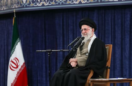 Foto divulgada por el sitio web oficial del despacho del líder supremo iraní ayatolá Alí Jamenei, que muestra a Jamenei hablando con estudiantes en Teherán, Irán, el 12 de marzo del 2025. (Despacho del líder supremo iraní via AP)