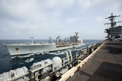 Foto entregada por la Armada estadounidense que muestra al buque de reabastecimiento USNS Big Horn navegando al lado del portaaviones USS Abraham Lincoln el 11 de septiembre del 2024 en el Oriente Medio.