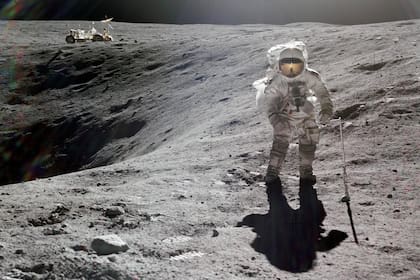 Foto entregada por la NASA que muestra al astronauta Charles M. Duke Jr. en la superficie de la Luna el 21 de abril de 1972