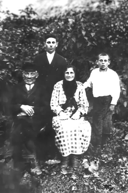 Foto familiar: Abrasha junto a sus abuelos y un tío