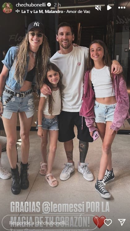 Foto familiar: Chechu, sus dos hijas, Carmela y Lupe, más Lionel Messi