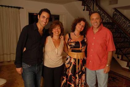 Foto familiar de hace unos años de los hermanos Romay: Diego, Viviana, Mirta y Omar del álbum personal de Alejandro Veroutis, encargado de prensa de la obra y parte de esta gran familia
