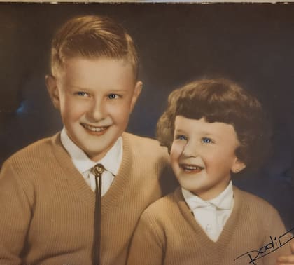 Foto familiar de Juan Trzenko junto a su hermana menor, Julia Zenko