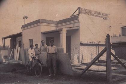 Foto familiar de la inauguración del taller del bisabuelo de Gastón en Olivos: "Marmolería y lapidería mecánica Ruggero Badii".