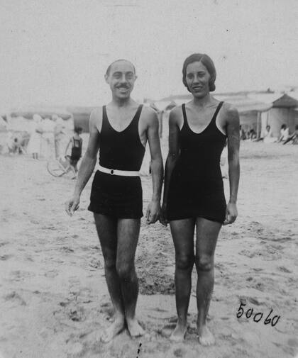 Foto familiar del matrimonio Salas en Mar de Plata, en 1933, que nos permite apreciar las similitudes entre los trajes de baños de ambos..