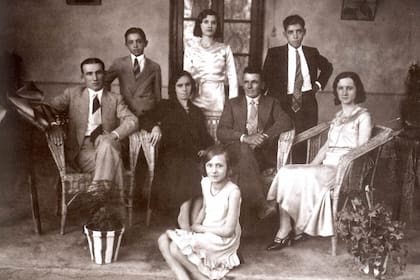 Foto familiar: en el centro Nicola Catena con su esposa e hijos (el primero desde la izquierda es Domingo Vicente, padre de Nicolás)