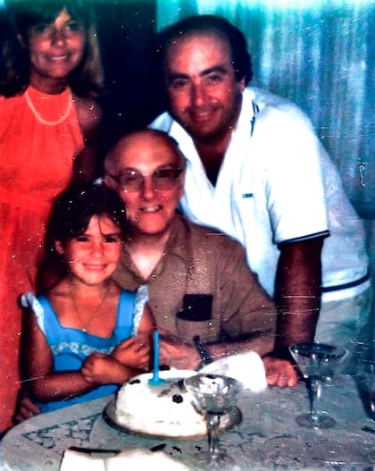 Foto familiar en el marco de un cumpleaños de Carlos A. Petit en donde aparece rodeado de Patricia Sofia DePilla, su esposa, junto a sus hijos: Carlos Mario Petit y Patricia Petit