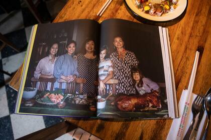 Foto familiar en su libro de historias y recetas, "Kusinera Filipina". Sunae junto a sus hijos Dante y Zoe, su madre, su tía y su prima.