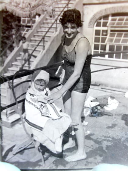 foto familiar en un día de natación en la pileta del club, compartiendo generaciones de recuerdos acuáticos
