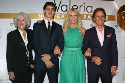 Foto familiar: la gran anfitriona de la noche junto a su madre, su hijo Benicio y su marido, grandes incondicionales en su vida