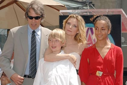 Foto familiar. Michelle Pfeiffer, su marido y sus dos hijos, al recibir su estrella hollywoodense