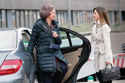 la imagen más esperada: el sábado 7, ambas reinas -la emérita y la consorte- escenificaron su reconciliación durante su llegada al Hospital Universitario Sanitas Las Moraleja, en Madrid, donde Juan Carlos fue operado de la rodilla. FOTO: FERNANDO JUNCO