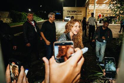 ¡Foto, foto! Shakira se mostró muy relajada al saludar a sus fanáticos y aceptó sacarse fotos y firmar autógrafos
